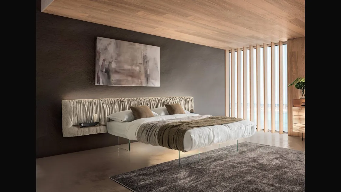 Letto con testiera in tessuto e base in vetro Air 1537 di Lago
