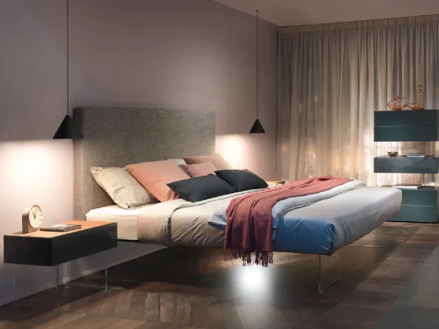 Letto matrimoniale Air con Testiera alta in tessuto imbottito di Lago