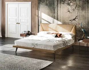 Letto con testiera sagomata imbottita e rivestita in ecopelle Amadeus di Cattelan Italia