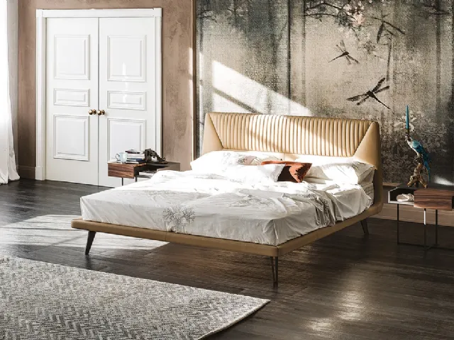 Letto con testiera sagomata imbottita e rivestita in ecopelle Amadeus di Cattelan Italia