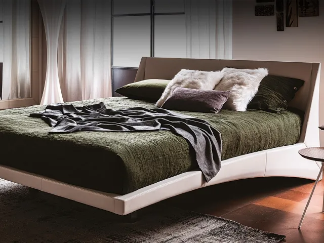 Letto di design in pelle chiara con testiera Dylan di Cattelan Italia