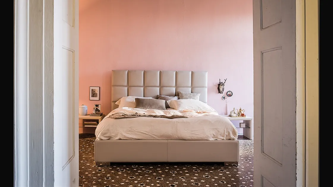 Letto contenitore con testiera in ecopelle trapuntata William di Cattelan Italia