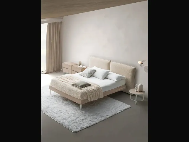 Letto con testiera in tessuto imbottito e giroletto in Rovere Chloè Nordico di Devina Nais