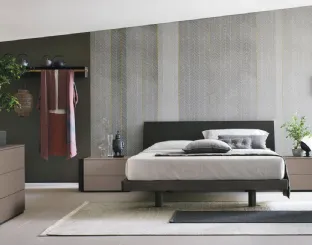 Letto con testiera Clio in legno rovere moka di Tomasella