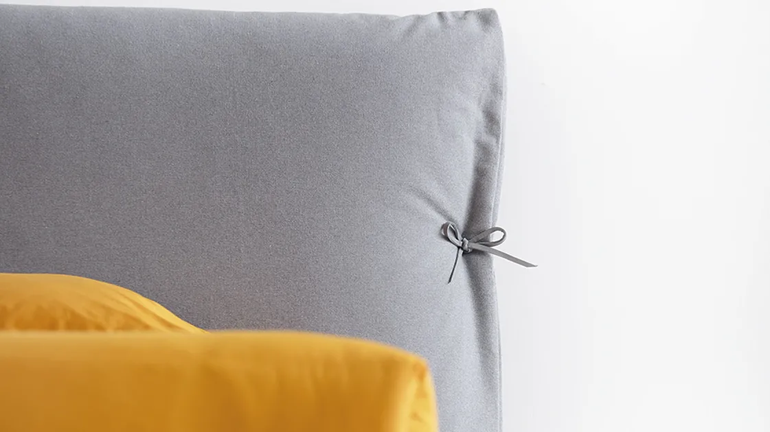 Letto imbottito Eden Advance con fiocchi sulla testiera in tessuto di Noctis