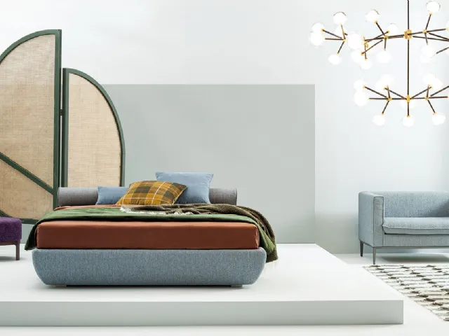 Letto in tessuto con testiera a rullo Ekeko di Twils