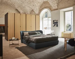 Letto Embrace con box in tessuto con testiera avvolgente di Pianca