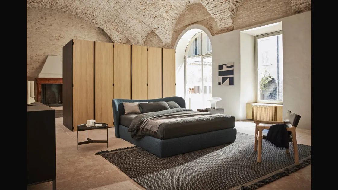 Letto Embrace con box in tessuto con testiera avvolgente di Pianca