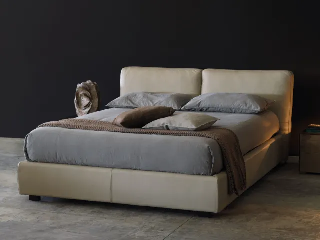 Letto Capalbio in pelle con testiera imbottita di Falegnameria 1946