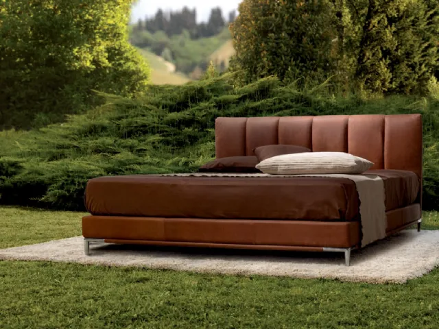 Letto in cuoio vintage con testiera trapuntata City Falegnameria 1946