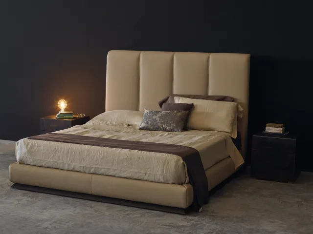 Letto matrimoniale Pashà in pelle con testiera trapuntata di Falegnameria 1946