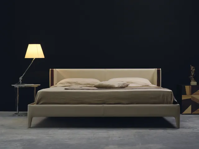 Letto in pelle naturale caratterizzato da una bordatura realizzata in legno Raphael di Falegnameria 1946