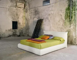 Letto in tessuto imbottito con testiera Fly di Veneran