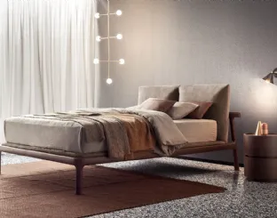 Letto in legno massello con testiera in tessuto imbottito Fushimi di Pianca