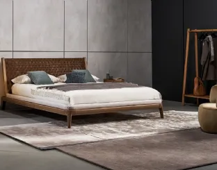 Letto matrimoniale in legno con testiera in cuoio intrecciato Honeymoon di Bonaldo