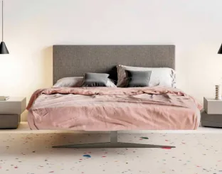 Letto con testiera alta in tessuto con base in acciaio Steel di Lago