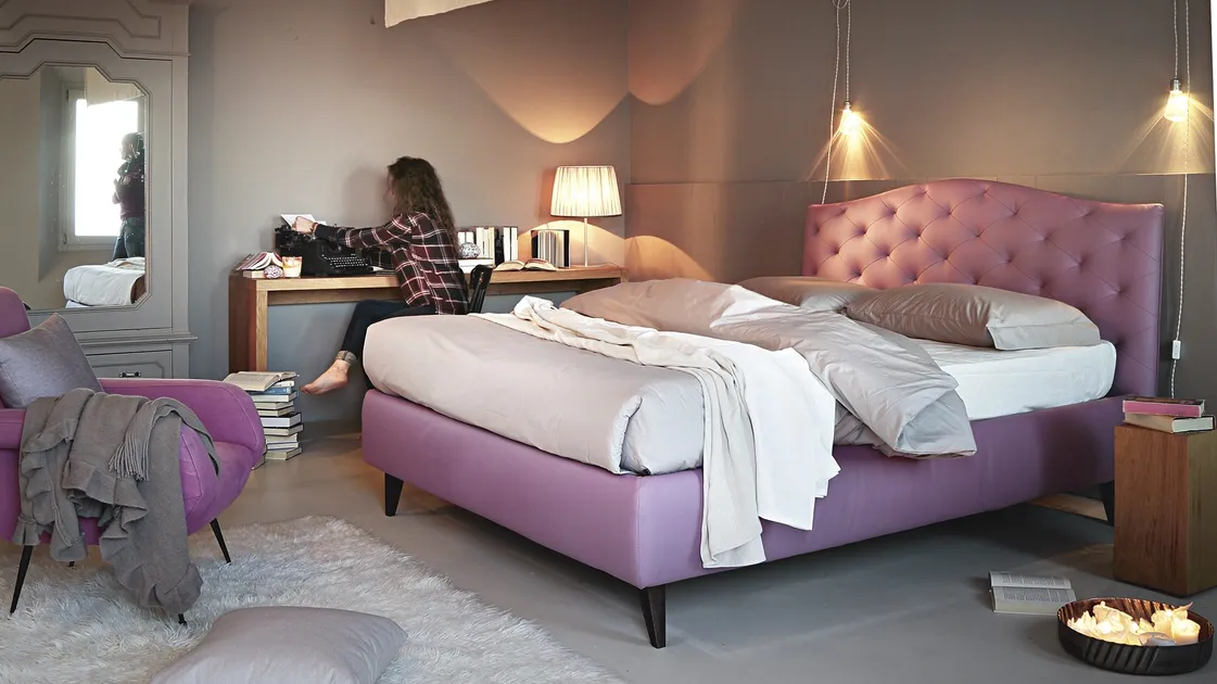 Letto in ecopelle con testiera imbottita Lyle Capitonné di Noctis