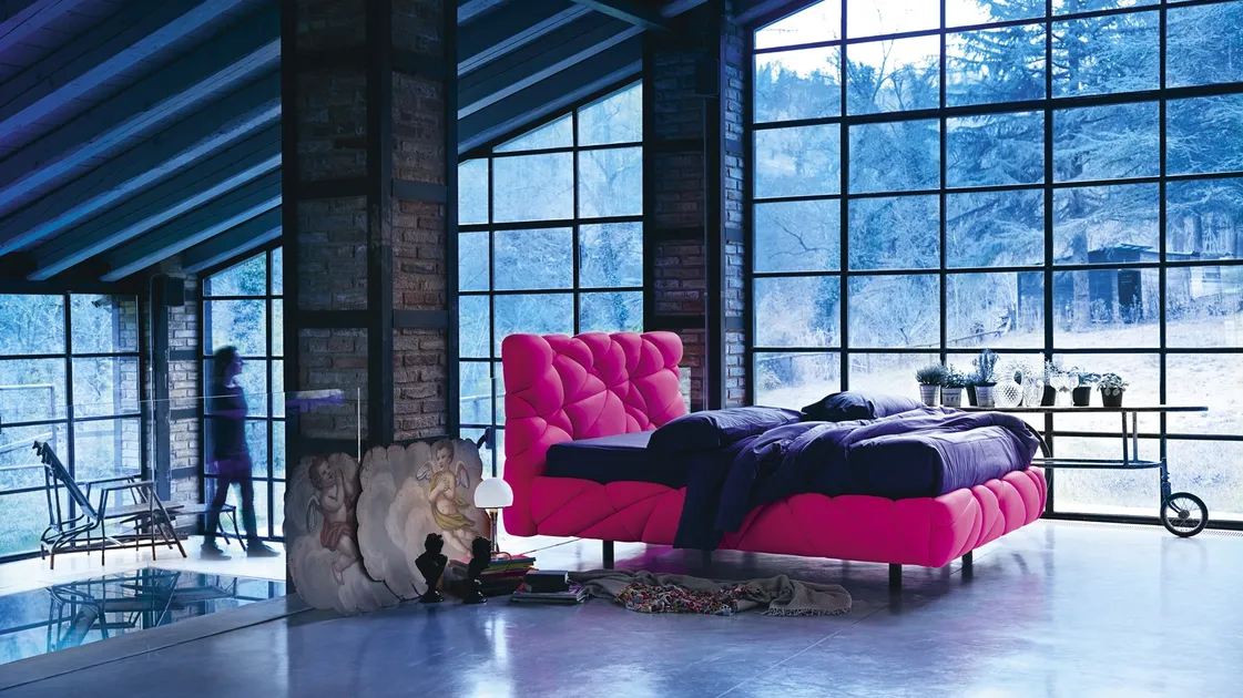 Letto di design imbottito e soffice come una nuvola rivestito con tessuto in Lycra Marvin di Noctis