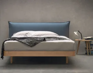 Letto con testiera in tessuto imbottito Tender di Morassutti