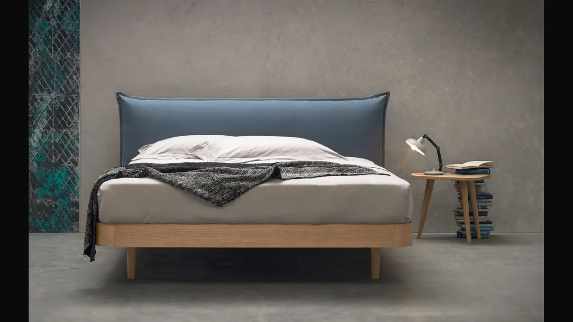 Letto con testiera in tessuto imbottito Tender di Morassutti