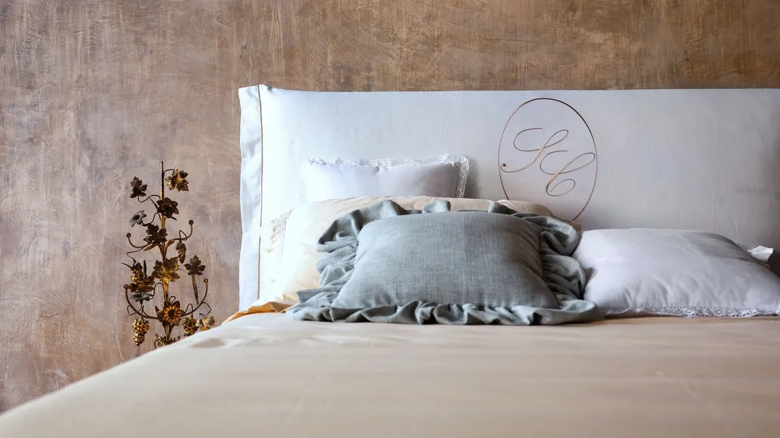 Letto Chloè Romantic in tessuto imbottito di Noctis
