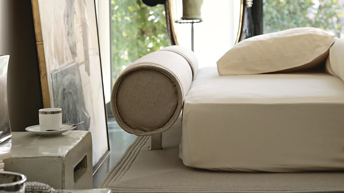 Letto in tessuto con testiera a rullo Flamingo di Noctis