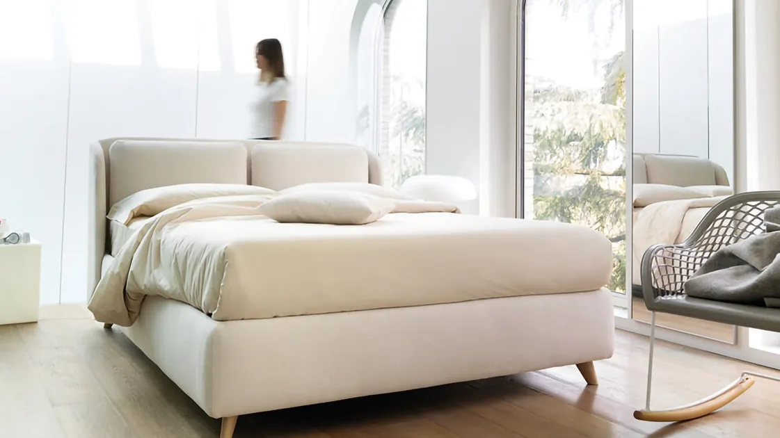 Letto in tessuto con testiera Hello di Noctis