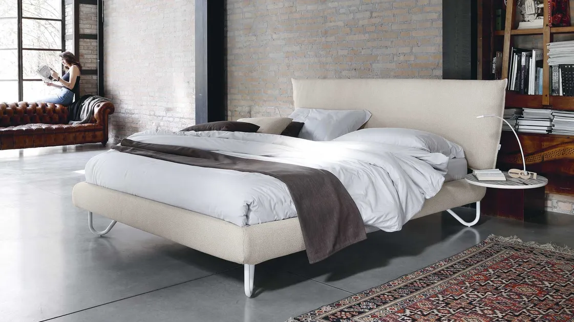 Letto imbottito con testiera Hug 04 Soft di Noctis