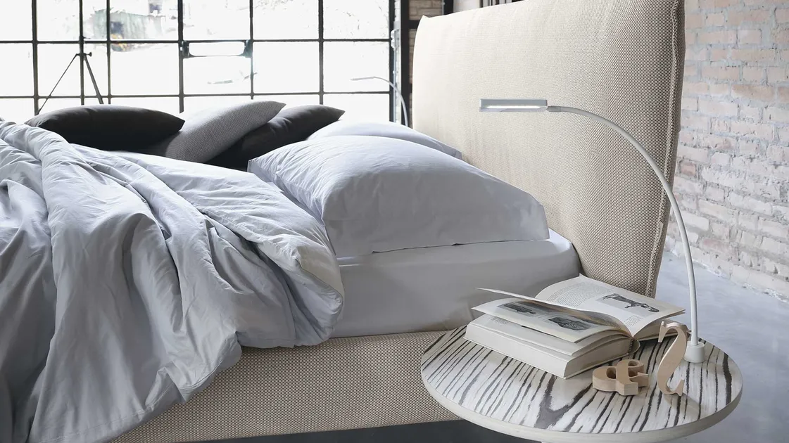 Letto matrimoniale imbottito Hug 04 Soft di Noctis