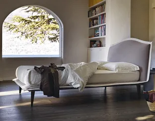 Letto con testiera sagomata in tessuto con bordo a contrasto Lyle Voulant di Noctis