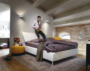 Letto matrimoniale in pelle con testiera regolabile So Regular di Noctis