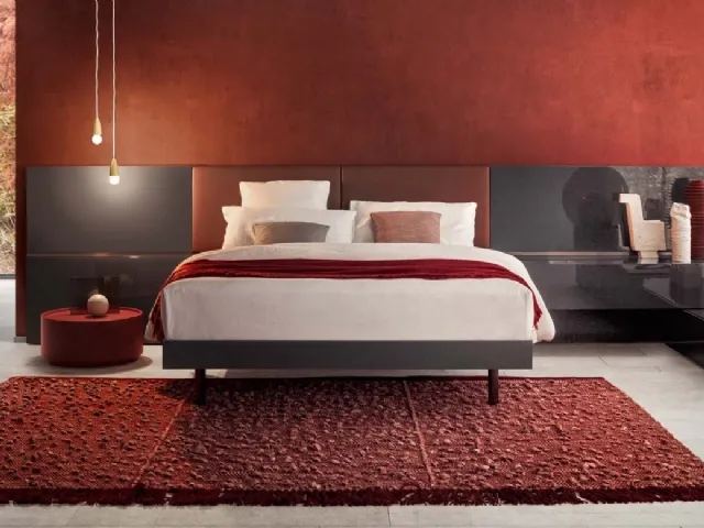 Letto matrimoniale Boiserie Imbottita in ecopelle e laccato opaco di Pianca
