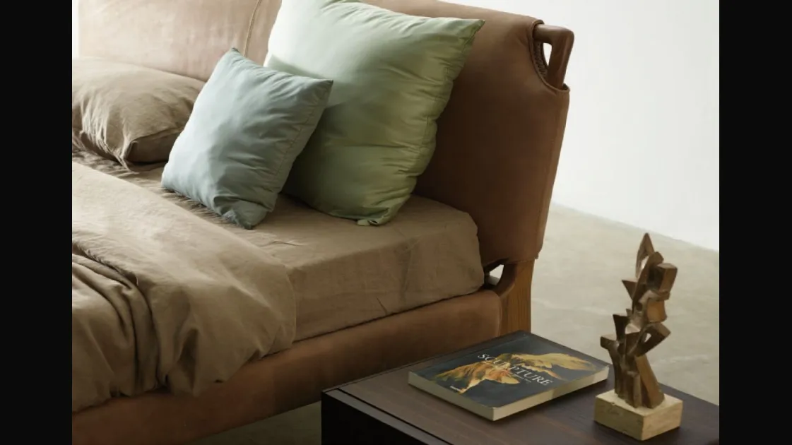 Letto imbottito Portofino di Falegnameria 1946