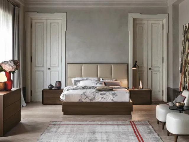 Letto Prestige con testiera imbottita rivestita in ecopelle di Tomasella