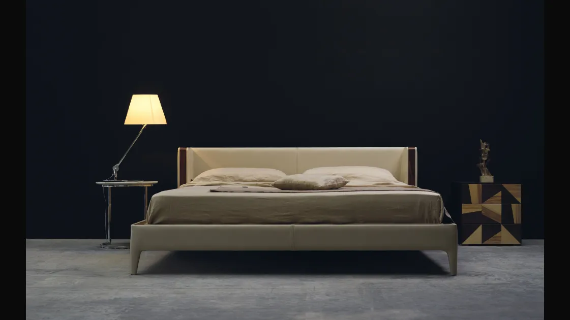 Letto matrimoniale in pelle e legno Raphael di Falegnameria 1946