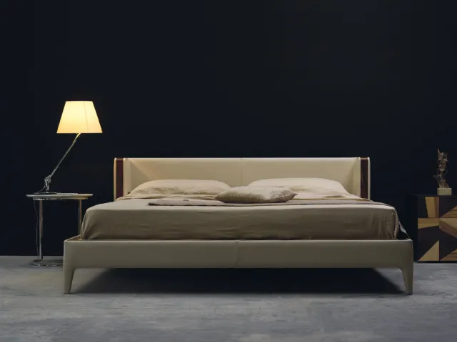 Letto matrimoniale in pelle e legno Raphael di Falegnameria 1946