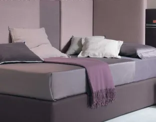 Letto singolo sommier Corner con boiserie rivestita in tessuto di Tomasella