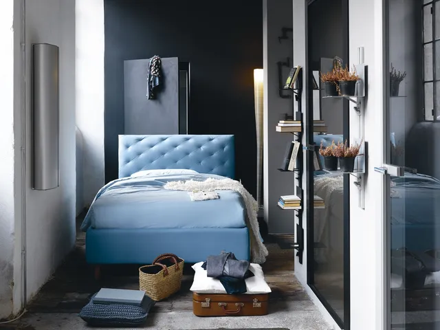 Letto singolo in ecopelle con testiera capitonné e contenitore So Ever di Noctis