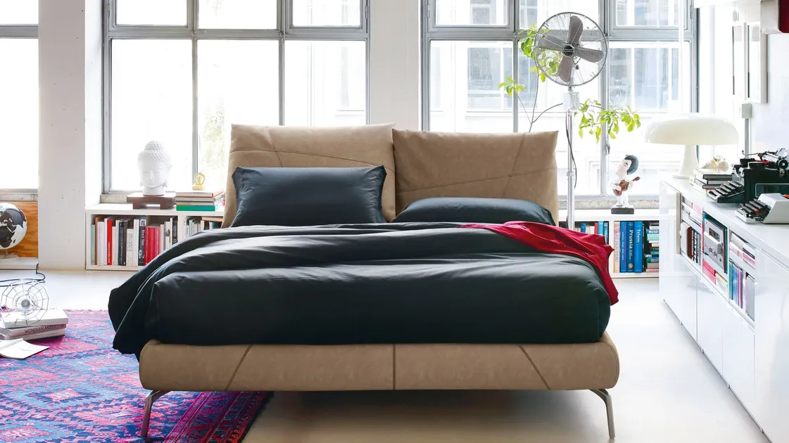 Letto moderno in pelle con testiera So Casual di Noctis