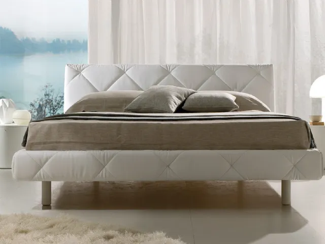 Letto in pelle naturale trapuntata a rombi con testiera Soft di La Falegnami