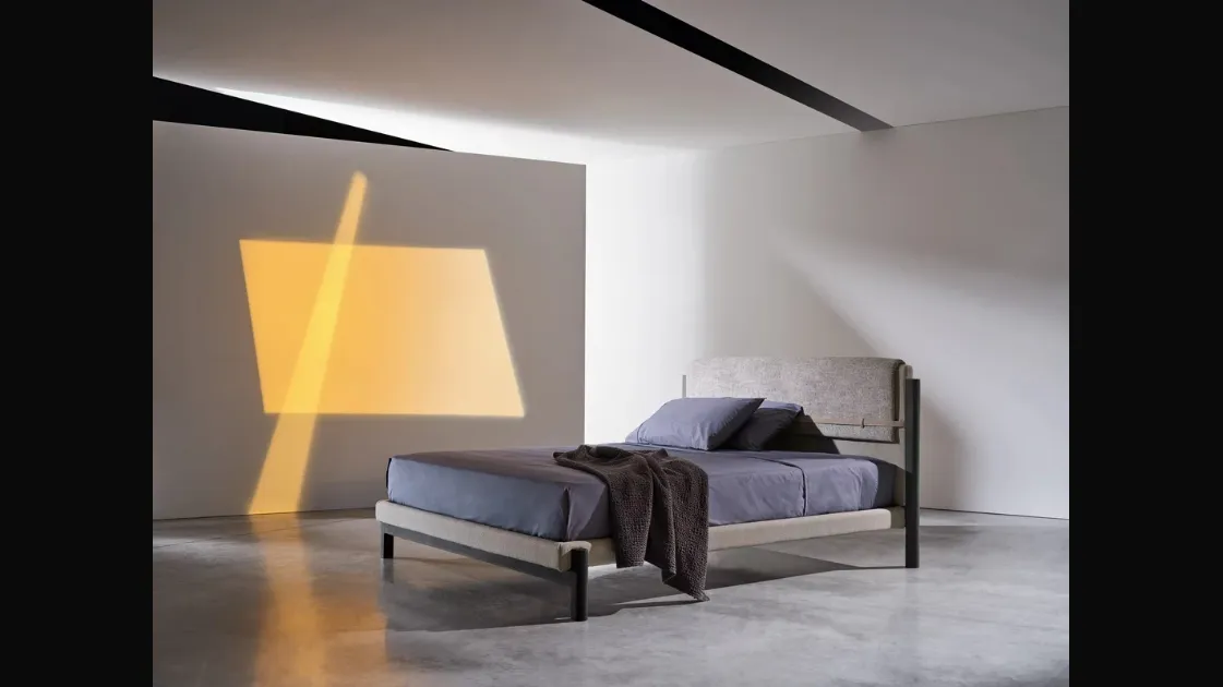 Letto in tessuto Strap di Gervasoni