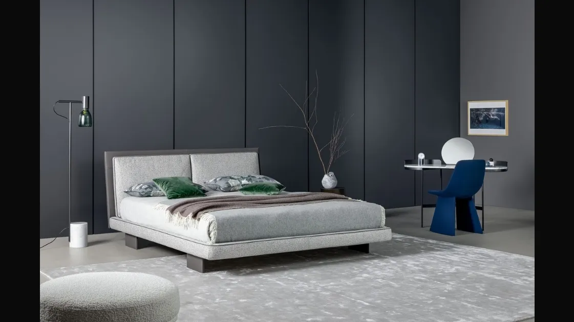 Letto matrimoniale Tara in tessuto e pelle di Bonaldo