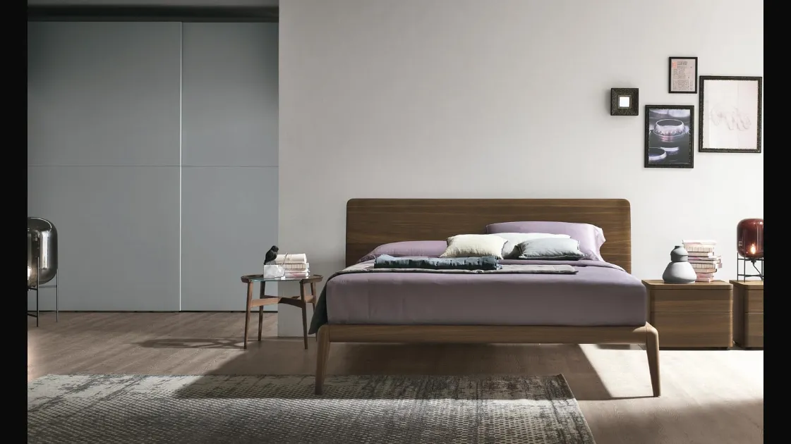 Letto Prado con testata in legno rovere termocotto di Tomasella