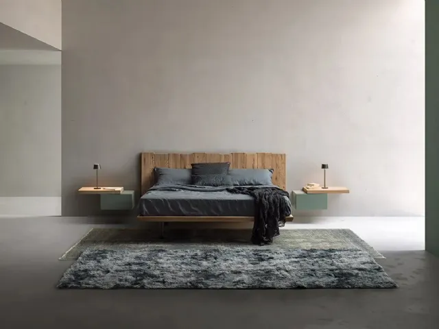 Letto in massello di Rovere con testiera sospesa Urban Ranch Slim di Devina Nais