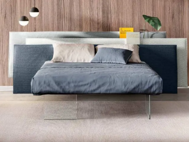Letto con testiera formata da tre pannelli disallineati in tessuto che possono fungere da comodino Vele di Lago