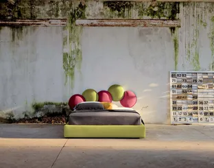 Letto in tessuto con testiera creativa che ricorda le bolle di sapone Buble di Veneran