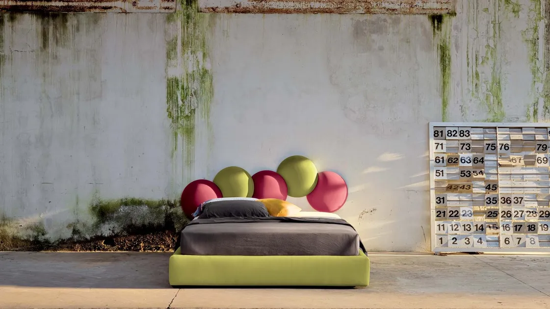 Letto in tessuto con testiera creativa che ricorda le bolle di sapone Buble di Veneran