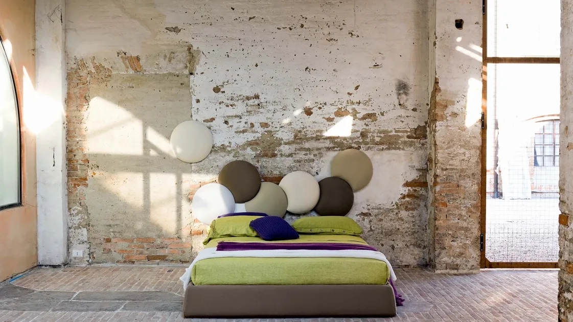 Letto in tessuto con testiera creativa che si compone a piacere Buble di Veneran