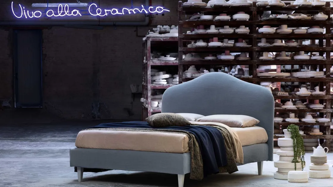 Letto in tessuto imbottito con testiera sagomata Dolce di Veneran