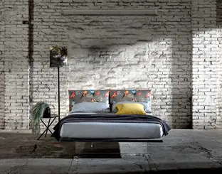 Letto matrimoniale in tessuto con base in plexiglas che lo fa sembrare sospeso Filo di Veneran